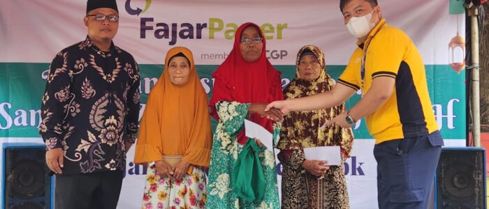Demonstrasi dan penjelasan pengolahan sampah plastik menjadi paving block oleh Bpk. Ucok (relawan REHAB)