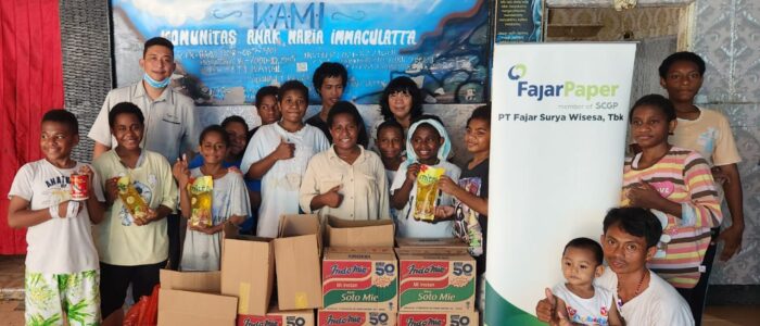 Foto bersama anak-anak dan pengurus dari Panti Asuhan Yayasan Komunitas Anak Maria Immaculatta (KAMI)